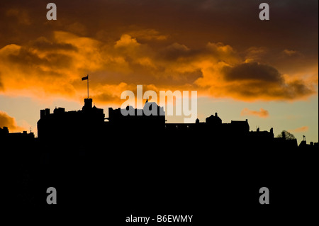 Inverno Silhouette del Castello di Edimburgo con un colorato arancione cielo nuvoloso , Scozia, Regno Unito, Europa Foto Stock
