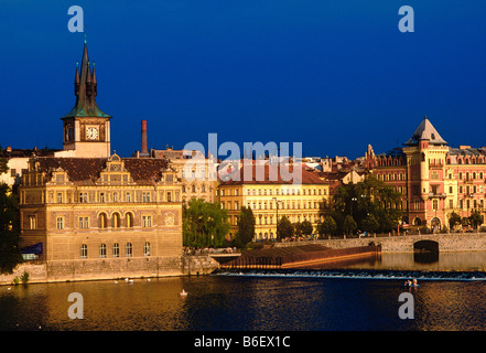 Il fiume Moldava e Stare Mesto a Praga Repubblica Ceca Foto Stock