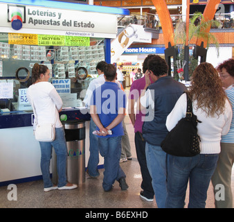 Marbella Costa del Sol Malaga Provincia Spagna le persone in fila per acquistare i biglietti della lotteria Foto Stock