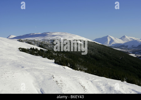 Vista invernale di ben più e Stob Binnein dalle pendici del Beinn Bhreac-liath Foto Stock