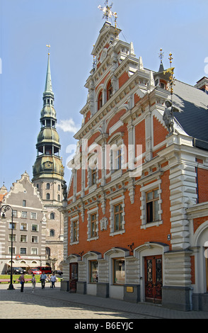 Storica città vecchia di Riga, con la Chiesa di Petri e il Mentzendorffhaus in background, Lettonia, Riga Foto Stock