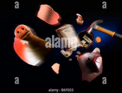 Un martello di colpire un'argilla piggy denaro su scatola blu e sfondo nero Foto Stock
