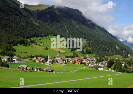 Sul tratto dell Albula con il Rhaetische Bahn RhB ferrovia sul famoso sweep Berguen sopra, la vista del villaggio di Berguen, G Foto Stock