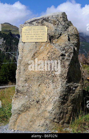 Pietra con una lapide, che hanno causato la morte di tre lavoratori durante la costruzione del 5866m lungo tunnel dell Albula, Berguen, Graubuen Foto Stock