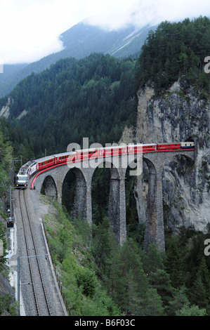 Ferrovia Retica, Ferrovia Retica Stazione attraversare il viadotto Landwasser vicino a Filisur, Albula sezione, Filisur, dei Grigioni, Svizzera e UE Foto Stock