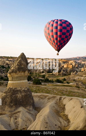 In mongolfiera ad aria calda, Cappadocia, Anatolia centrale, Turchia, Asia Foto Stock