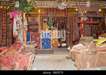 Commerciante di tappeti in Goereme, Cappadocia, Anatolia centrale, Turchia, Asia Foto Stock