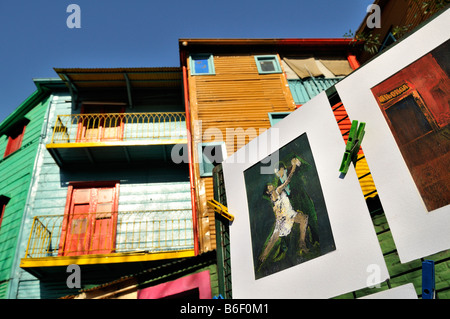 Pittura con ballerini di tango e colorfully case dipinte nella zona portuale La Boca, Buenos Aires, Argentina, Sud America Foto Stock