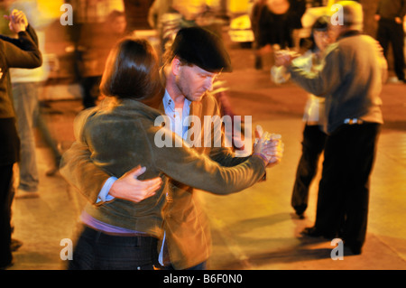 Balli Tango partner a un evento di Tango, Milonga, sulla Plaza Dorrego Square, al quartiere di San Telmo, Buenos Aires, Argentina, Sud Foto Stock