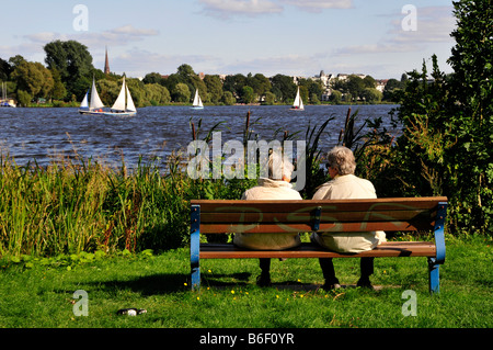 Due pensionati a guardare le barche a vela sul Alster esterno, Amburgo, Germania, Europa Foto Stock