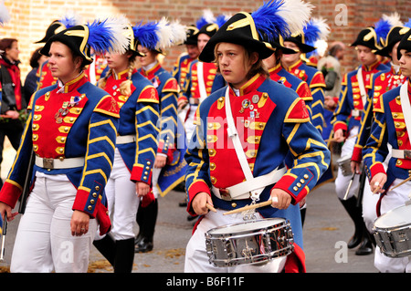 Gruppo indossando costumi tradizionali durante la tradizionale sfilata in costume al Oktoberfest Monaco di Baviera, Germania, Europa Foto Stock