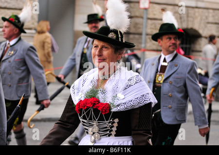 Gruppo indossando costumi tradizionali durante la tradizionale sfilata in costume al Oktoberfest Monaco di Baviera, Germania, Europa Foto Stock