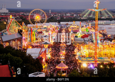 Vista serale oltre l'Oktoberfest dalla chiesa di San Paolo, Monaco di Baviera, Germania, Europa Foto Stock