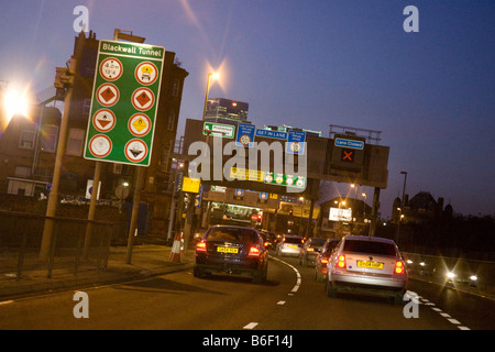 Auto Guidando sulla A102 verso l'ingresso del tunnel in direzione nord, il Blackwall Tunnel, London, Regno Unito Foto Stock