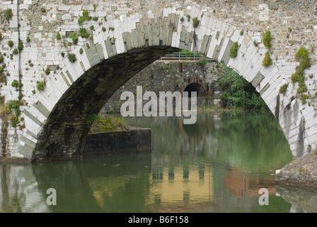 Ponte della Maddalena chiamato anche del Diavolo Devil s ponte in Borgo, Toscana, Italia Foto Stock