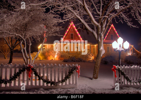 La Brigham Young casa colonica circondata da alberi innevati al tempo di Natale nel villaggio di pionieri del Parco Statale di Salt Lake City nello Utah Stati Uniti d'America Foto Stock