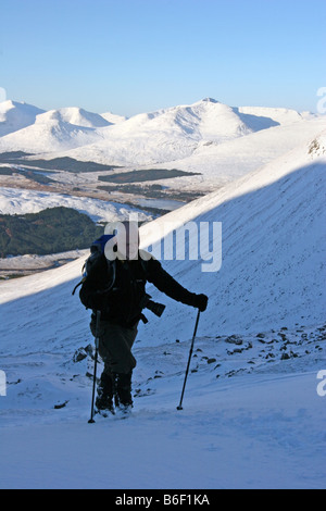 Crescente Hillwalker coire un Dothaidh a Beinn Dorain Monte Nero montagne sullo sfondo Foto Stock