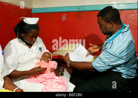 Esame e trattamento dell'AIDS/HIV un neonato in un ospedale di Manyemen, Camerun, Africa Foto Stock