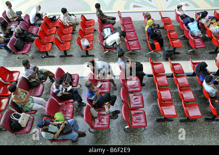 In attesa di persone a Hua Lamphong stazione ferroviaria centrale, Thailandia, Bangkok Foto Stock