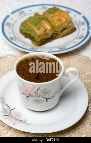 Il caffè turco e il baklava dessert su tavola Foto Stock