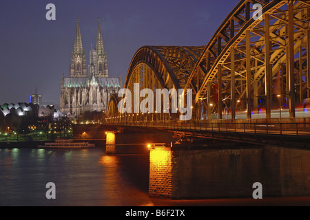 La cattedrale di Colonia e Hohenzollern-ponte, in Germania, in Renania settentrionale-Vestfalia, Koeln Foto Stock