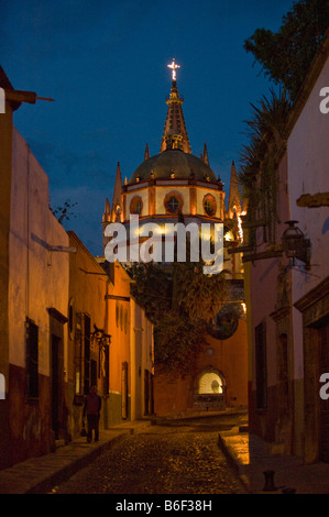 Parroquia cattedrale, sera dal Aldama, stretta strada coloniale, San Miguel De Allende, Messico Foto Stock