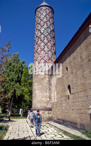 Erzurum's Yakutiye Medrese piastrellate minareto costruito nel 1308, ora islamica turco Arts Museo Etnografico Foto Stock