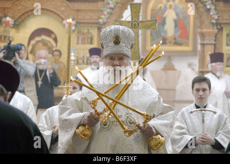 Il patriarca Alexii ii benedizione nella nuova chiesa consacrata in Butovo, sito di Stalin campi di uccisione, Regione di Mosca, Russia Foto Stock