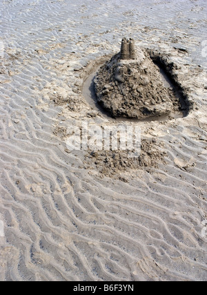 Sandcastle a Allonby spiaggia, sulla costa occidentale della Cumbria Foto Stock