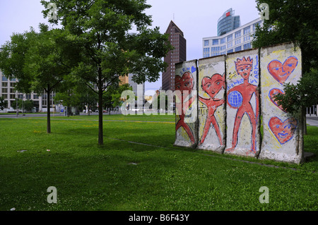 Le parti esposte del muro di Berlino, Leipziger Platz, Germania Berlino Foto Stock