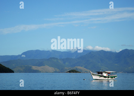 Vista da Vila do Abraáo, il porto principale di Ilha Grande, Brasile Foto Stock