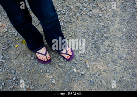 La ragazza di sandali camminando sul sentiero sterrato - USA Foto Stock