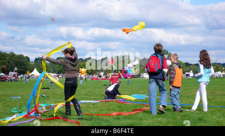 Aquiloni su un kite festival, figli di rilasciare la linea del kite, Germania Foto Stock