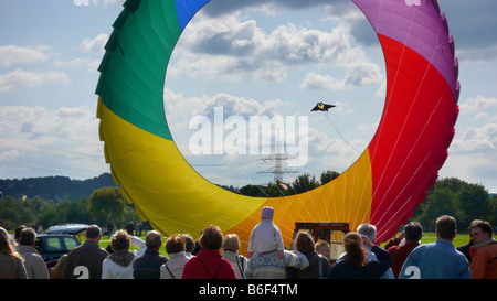 Aquiloni su un kite festival, spettatori guardando diversi aquiloni, Germania Foto Stock