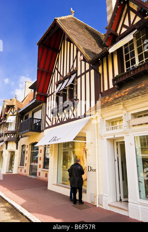 Deauville, Normandia, Francia - Persone window shopping presso l'hotel di lusso Christian Dior store nell'esclusivo resort town Foto Stock