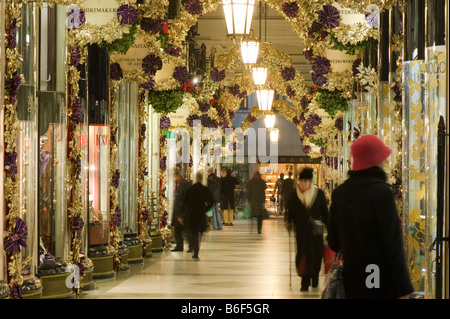 Gli amanti dello shopping a Piccadilly Arcade al tempo di Natale London Regno Unito Foto Stock