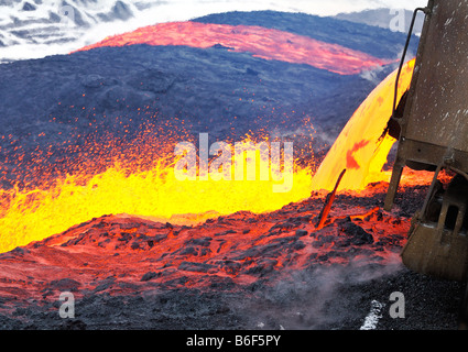 Questo è uno dei più spettacolari viste nell'industria mineraria. Versando la scoria è molto simile al flusso di lava. Foto Stock