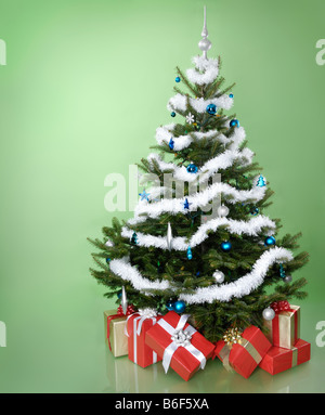 Decorate vero e proprio albero di Natale con i doni sotto di esso Foto Stock