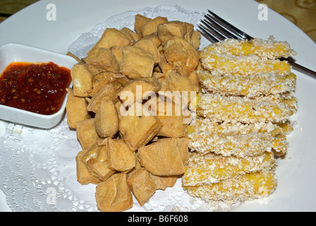 Pranzo presso il 300 anno vecchio Gangzhou Assembly Hall Qilishantang Street fritte stinky tofu fermentato croccante rivestito di pesce bianco Foto Stock