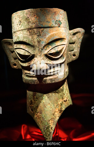 Tre mila anni maschera di bronzo statua Museo Sanxingdui Chengdu Sichuan in Cina Foto Stock