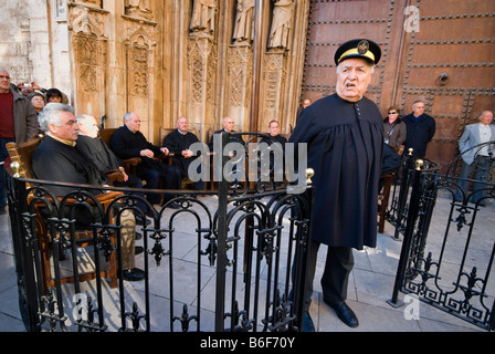 Corte constable altoparlante chiamando in mezzo alla folla durante l'acqua corte dal Tribunal de las Aguas Valencia Spagna Foto Stock