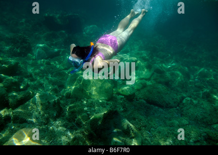 Una donna con il fare snorkeling e immersioni occhiali immersioni in mare, fotografia subacquea, Villasimius, Sardegna, Italia, Europa Foto Stock