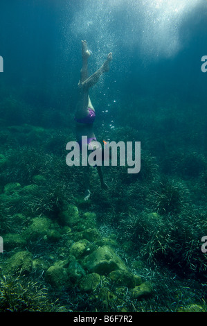 Una donna con il fare snorkeling e immersioni occhiali immersioni in mare, fotografia subacquea, Villasimius, Sardegna, Italia, Europa Foto Stock