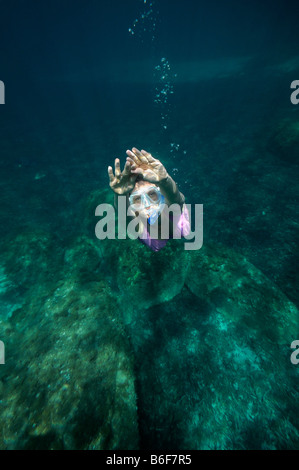 Una donna con il fare snorkeling e immersioni occhiali immersioni in mare, fotografia subacquea, Villasimius, Sardegna, Italia, Europa Foto Stock