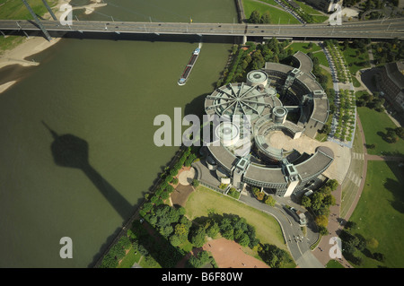 Renania settentrionale-Vestfalia Il Parlamento visto dal Duesseldorfer torre Rheinturm, sul retro il Rheinkniebruecke o Fiume Reno Br Foto Stock