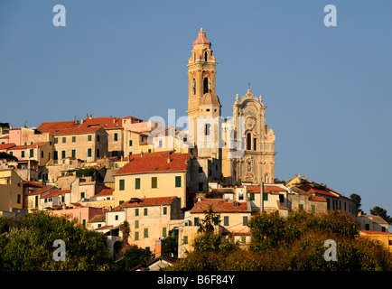Cervo con la chiesa parrocchiale di San Giovanni Battista, Riviera dei Fiori, Liguria, Italia, Europa Foto Stock