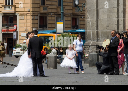 Sposa e lo Sposo che viene fotografata da loro video e foto fotografo su Piazza Plebescito davanti al Palazzo Reale Foto Stock