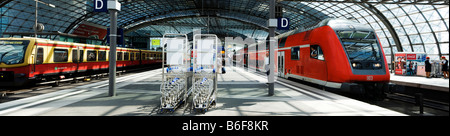 I treni di superficie S-Bahn incontra il treno regionale espresso, scena sulle piattaforme di livello superiore del Berlino Stazione centrale di Berlino, Ger Foto Stock