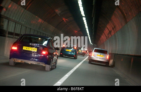 Cars driving attraverso il Blackwall Tunnel, Londra, Inghilterra Foto Stock