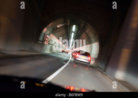 Cars driving attraverso il Blackwall Tunnel, Londra, Inghilterra Foto Stock